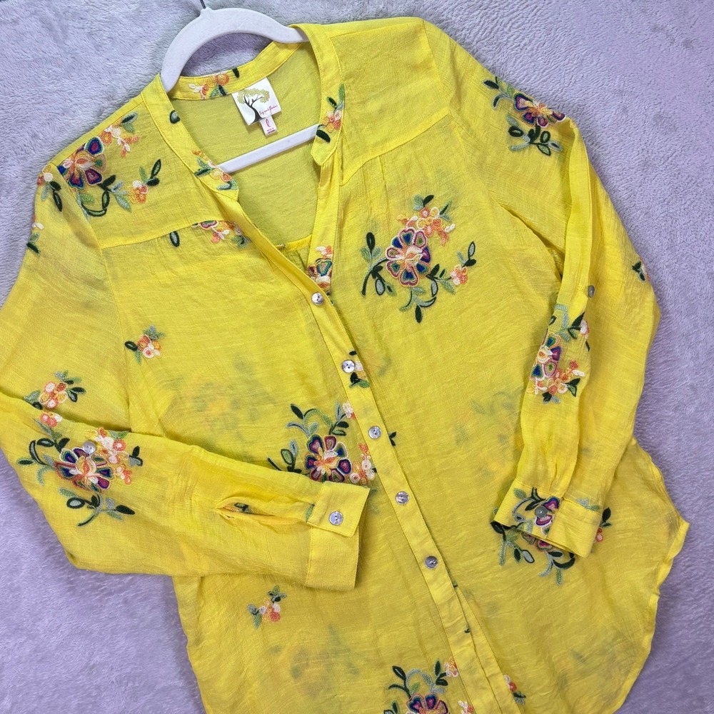 Fig and Flower Women Top Size L Yellow Floral Embroidered Roll Tab Button Up